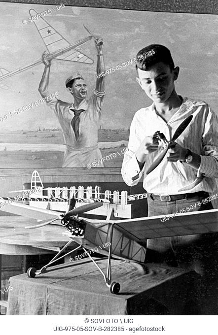 Young modeller Boris Suponizky building a model plane with a petrol motor that he designed himself at the aeronautical laboratory of the Dubensky Pioneers...