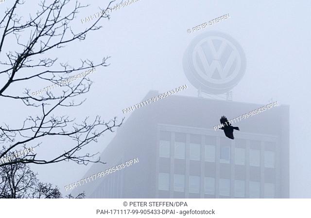 Das Volkswagen Logo ist am 17.11.2017 auf dem VW Konzern Verwaltungsgebäude in Wolfsburg (Niedersachsen) im Nebel zu sehen