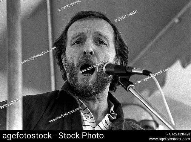 Hannes WADER celebrates his 80th birthday on June 23, 2022, Hannes WADER, Germany, musician, singer, songwriter, chansonnier, here at a DGB rally in Frankfurt
