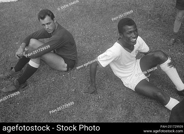 Guy ACOLATSE, right, Togo, soccer player, sits on the pitch, here with goalwart Hans-Joachim THOMS, left, (FC St. Pauli Hamburg Hamburg) Guy Acolatse was the...