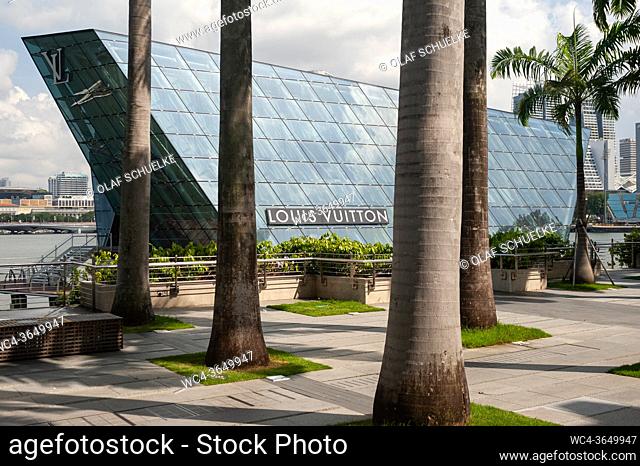 Singapore, Republic of Singapore, Asia - Waterfront promenade at the Marina Bay Sands with the modern building of the Louis Vuitton Island Maison Pavillon
