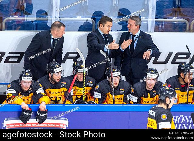 The coaches of the German national team discuss, consult, discussion, Germany (GER) - Top Team Beijing (TTP), on November 5th, 2020, ice hockey