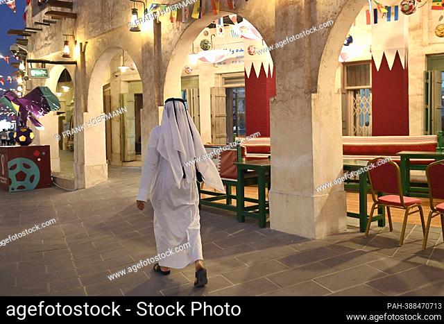 Qatari, man in traditional robe in the famous Souq Waqif, bazaar, football World Cup 2022 in Qatar from 20.11. - 18.12.2022 ?. - doha/Katar