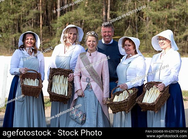 07 April 2020, Brandenburg, Beelitz/Ot Schäpe: The asparagus women (l-r) Katrin, Madeleine, asparagus queen Gina-Luise Schrey