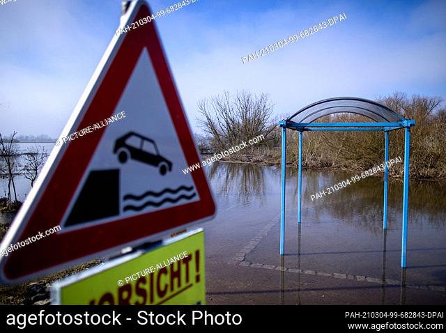02 March 2021, Lower Saxony, Darchau: A shelter for waiting pedestrians stands at the pier of the Elbe ferry ""Amt Neuhaus"" in high water