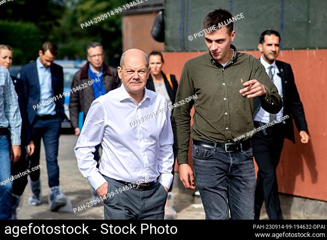14 September 2023, Bremen: German Chancellor Olaf Scholz (l, SPD) visits the family's organic farm together with farmer Max Sündermann