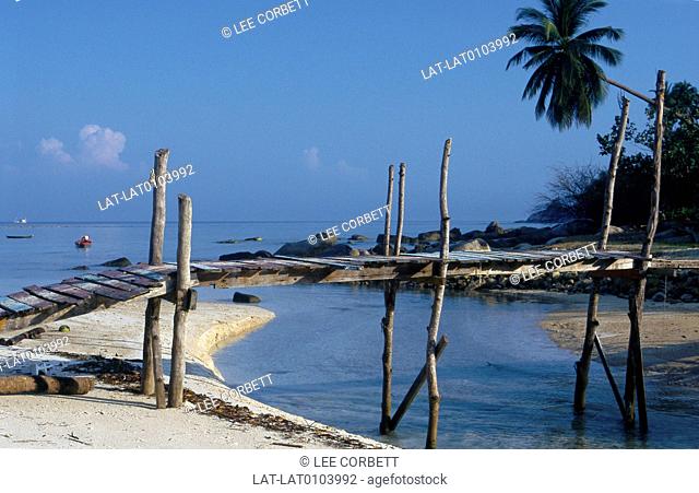 Ko Pha-Ngan. Beach, sand. Wooden bridge, walkway. Palm trees. Andaman coast