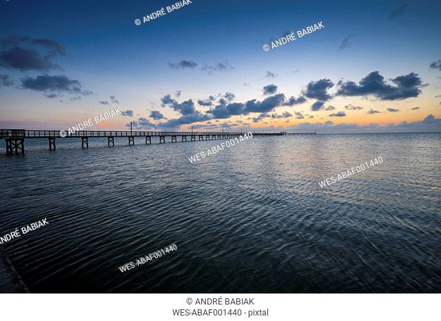 USA, Texas, Rockport-Fulton, Fishing pier before sunrise