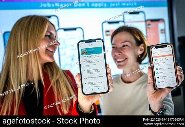 20 October 2022, Saxony, Chemnitz: Natalia Illarionova (l.) and Nataliya Vogel, marketing employees at the start-up app-concept