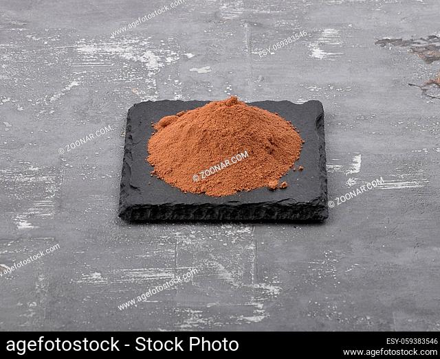 Kakao auf Schiefer und Beton - Cocoa powder on shale and concrete