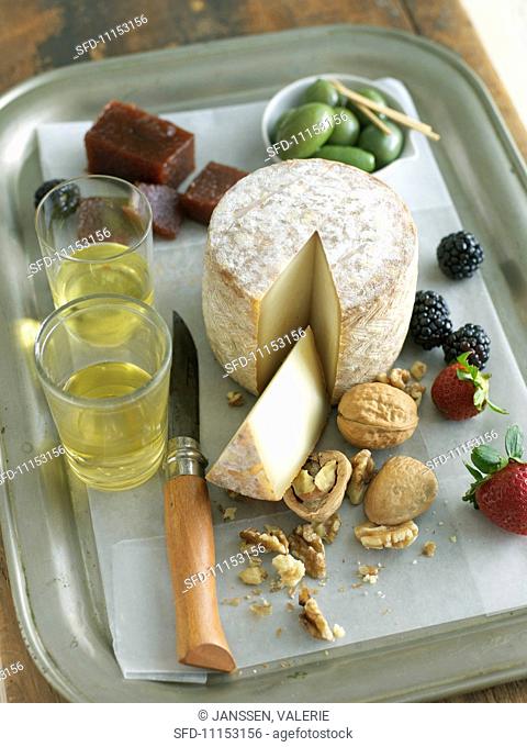 Artisanal Cheese with White Wine, Walnuts, Berries and Olives