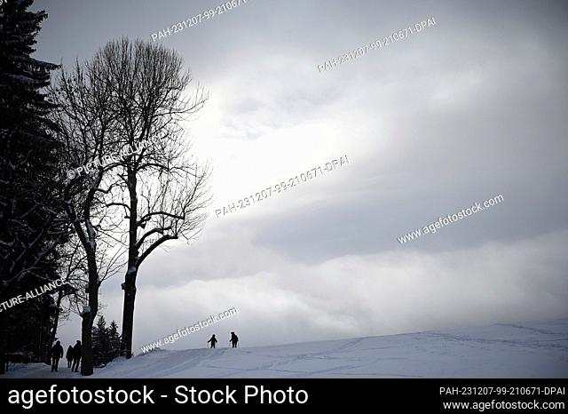 06 December 2023, Saxony, Oberwiesenthal: Skiers take off on the Fichtelberg. Saxony's largest alpine ski area started the season on the same day