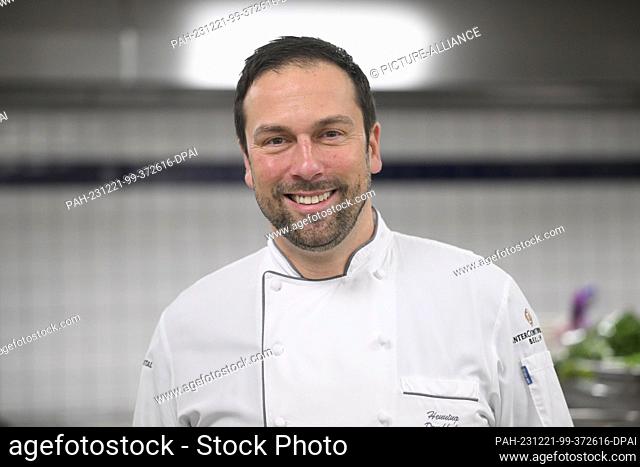 20 December 2023, Berlin: InterContinental chef Henning Drenkhahn at the Hotel Intercontinental Berlin. He cooks for homeless people at Christmas