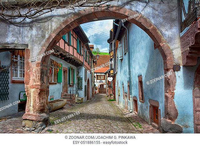 Blick in eine der vielen Gassen in der historischen Altstadt im elsaessischen Riquewihr Riquewihr is a popular tourist attraction for its historical...