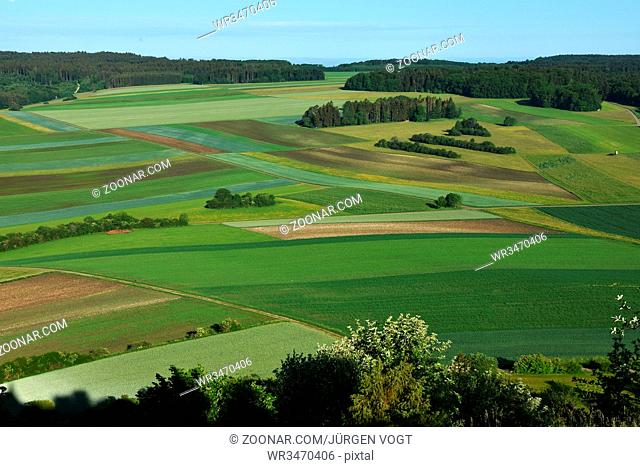 Schwaebische Alb; Landschaft mit Aecker, Wiesen; Felder und Waelder; swabian alps; landscape