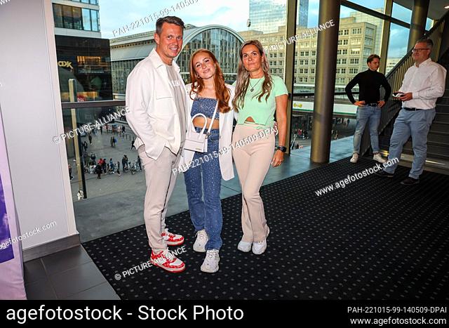 15 October 2022, Berlin: Leonie Kullik ""Leoobalys"" (M) comes with her father and her mother to the premiere of the documentary Girl Gang at CineStar CUBIX