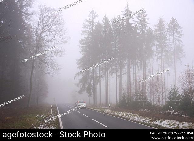 08 December 2023, Rhineland-Palatinate, Niederburg: Fog and melting snow determine the weather in the Hnnsrück. The German Weather Service (DWD) is expecting...