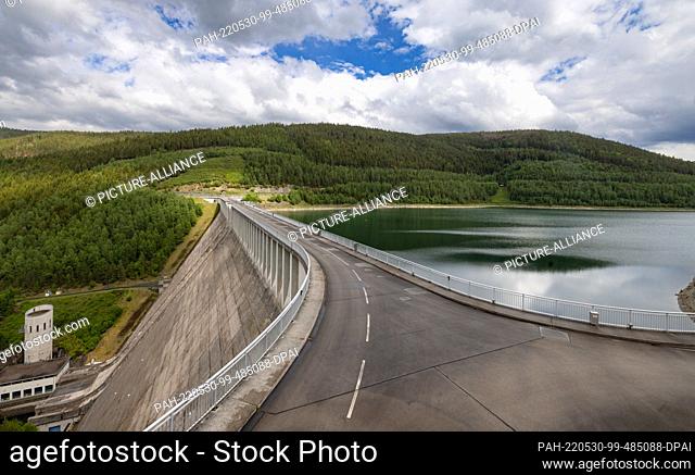 30 May 2022, Thuringia, Unterweißbach: Clouds drift over the drinking water reservoir after the opening of the visitor center at the Leibis/Lichte dam