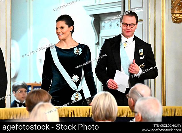 Kronprinsessan Victoria och prins Daniel anländer in till Svenska Akademiens årliga högtidssammankomst i Stora börssalen i Börshuset i Stockholm på onsdagen