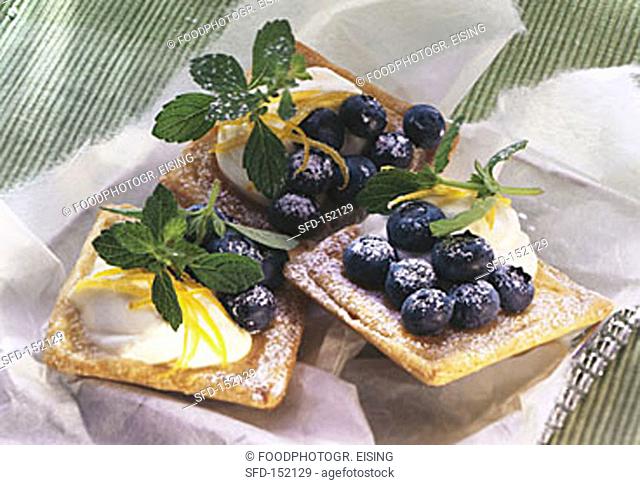 Tartlets with soft cheese and blueberries (2)