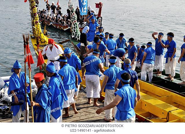 Naha (Japan): paddlers at the Dragon Boat Festival