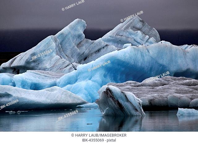Ice, icebergs with traces of volcanic ash, glacier, glacial lake of the Vatnajökull glacier, Jökulsarlon, Iceland