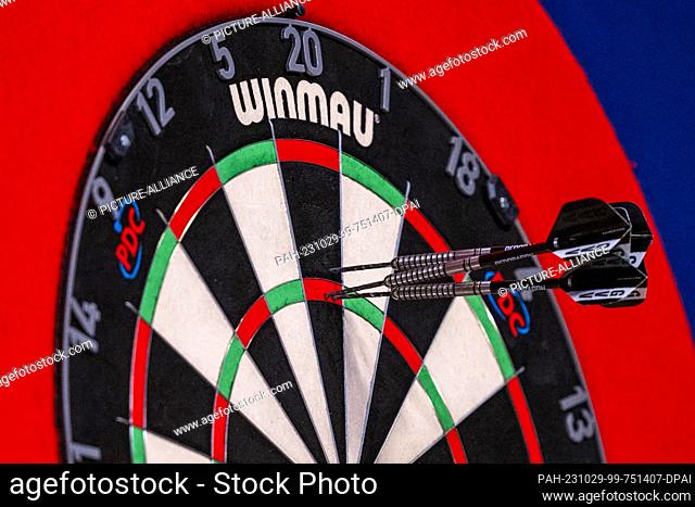 29 October 2023, North Rhine-Westphalia, Dortmund: Darts: European Championship, final day, 2nd semi-final: James Wade - Gian van Veen: Three darts stuck in the...
