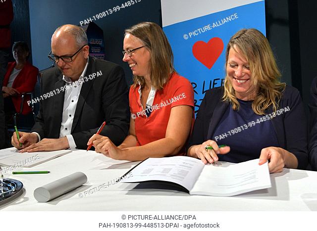 13 August 2019, Bremen: SPD, Greens and Left sign the coalition agreement for Red-Red-Green in the state of Bremen. Deputy mayor of the SPD Andreas Bovenschulte
