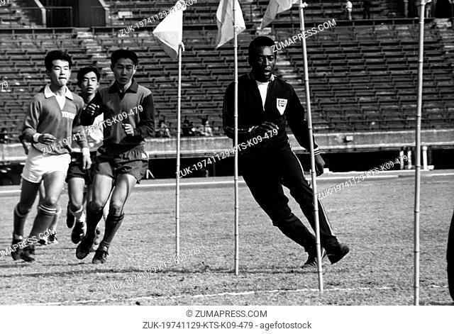Nov. 29, 1974 - Tokyo, Japan - Brazilian footballer PELE teaches Japanese schoolboys soccer at the National Stadium in Tokyo