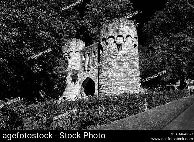 Ohrenbrücker Tor in Ingelheim, Rheinhessen, historic city gate as part of the city fortifications, design as a cup tower with a pitch nose and battlements