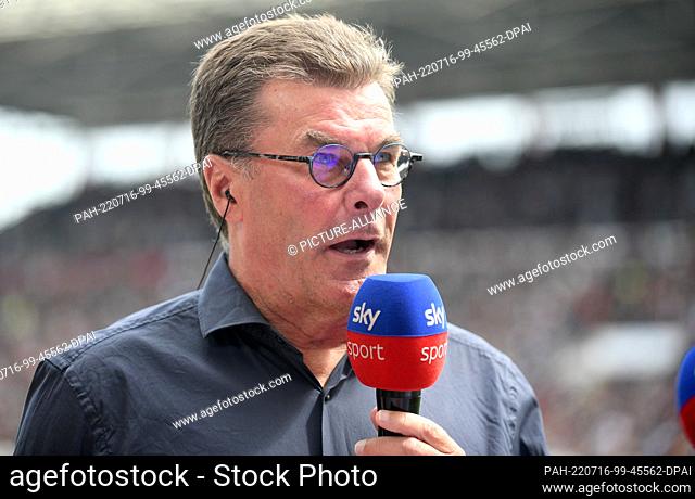 16 July 2022, Hamburg: Soccer: 2nd Bundesliga, Matchday 1, Hamburg, Millerntorstadion, FC St. Pauli - 1. FC Nürnberg, Nürnberg's coach Dieter Hecking before the...