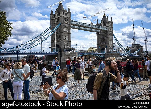 Tourists take pictures near Tower Bridge in London, United Kingdom on 20/07/2023 by Wiktor Dabkowski. - London/ENG/