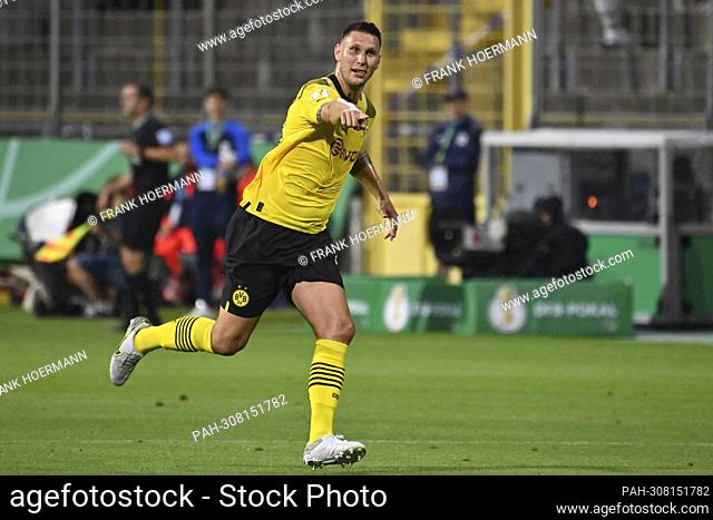 Niklas SUELE (Borussia Dortmund), action, single action, single image, cut out, full body shot, full figure Soccer DFB Cup 1st round
