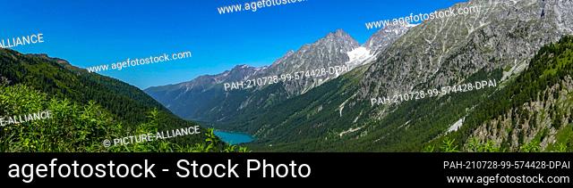 19 July 2021, Austria, Sankt Jakob: Panoramic view from the pass Staller Sattel (Passo Stalle) at the border to Italy in the Nationalpark Hohe Tauern to the...