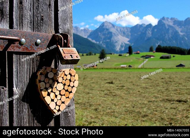 deko herz, dekoherz, at garden hut near mittenwald, germany, bavaria, upper bavaria, werdenfelser land, isar valley