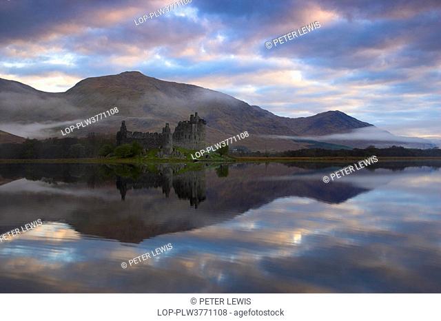 Scotland, Argyll and Bute, Loch Awe. Misty dawn over the ruins of the 15th century Kilchurn Castle on Loch Awe