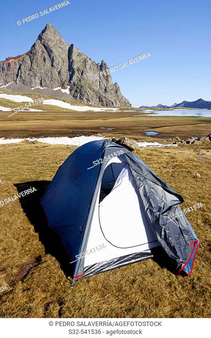 Tent. Anayet (2545 m.). Canal Roya. Canfranc Valley. Pyrenees Mountains. Huesca province, Aragón. Spain