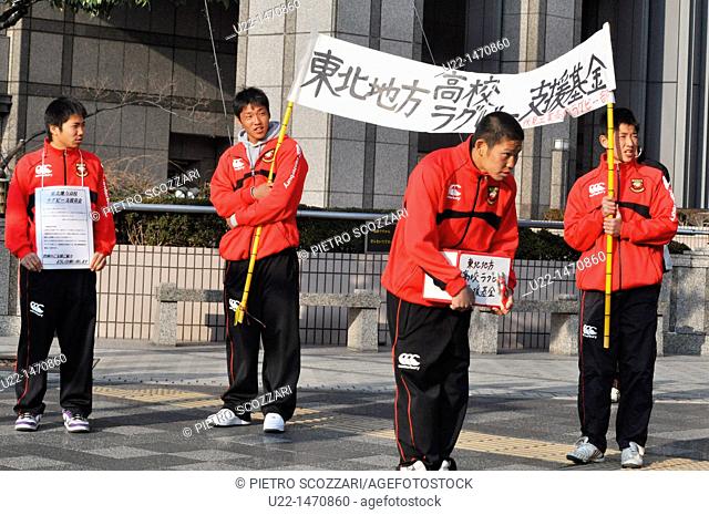 Kyoto (Japan): youngsters collecting offers for the tsunami disaster victims