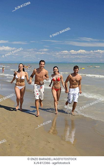 Four friends who run on the shore