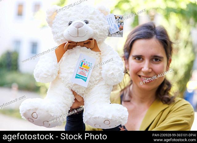 28 September 2023, Bavaria, Nuremberg: Josephine Dransfeld from the plush toy factory Heunec holds a plush bear in her hands that is marked with the Fair Toys...