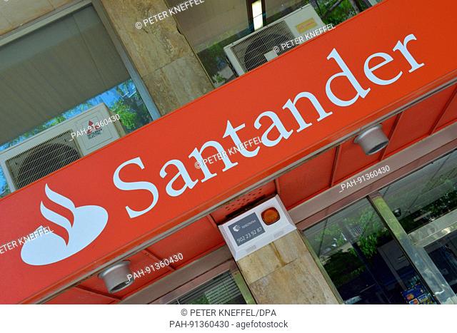 ARCHIV - A sign of the bank Santander is pictured in Barcelona, Spain, 30 April 2013. The spanisch major bank Santander took over competitor Banco Popular...