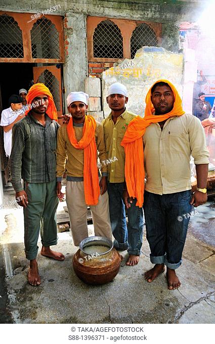 Volunteer workers in Gurudwara temple