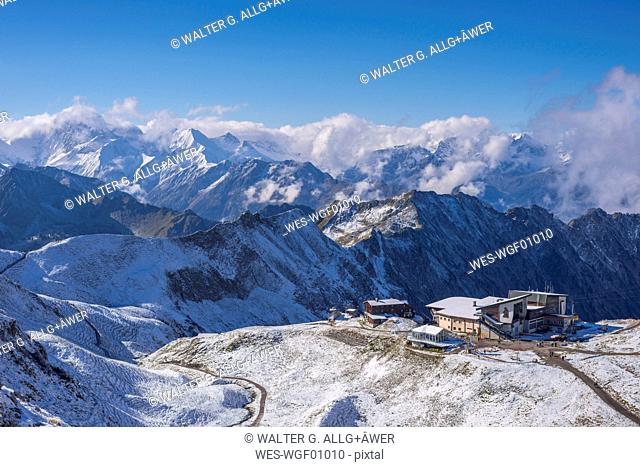 Germany, Bavaria, Allgaeu, Allgaeu Alps, Hoefatsblick summit station at Nebelhorn