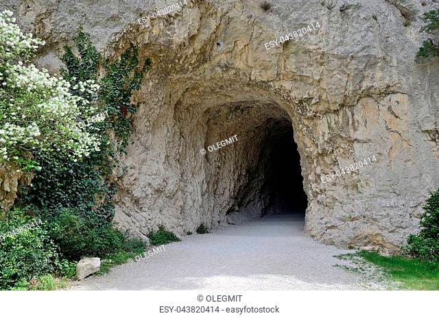 This is a tunnel or artificial passage through a limestone mountain. It is built in the route at the foot of the cliffs