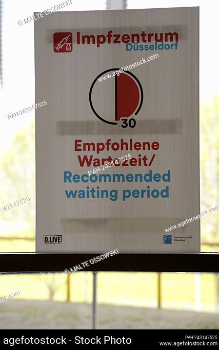 Information sign, ""Recommended waiting period"", feature, symbol photo, border motif, in the waiting area, Prime Minister Armin Laschet visits the vaccination...