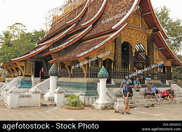 Laos: roof repair at Wat Xieng Thong temple in Luang Brabang City