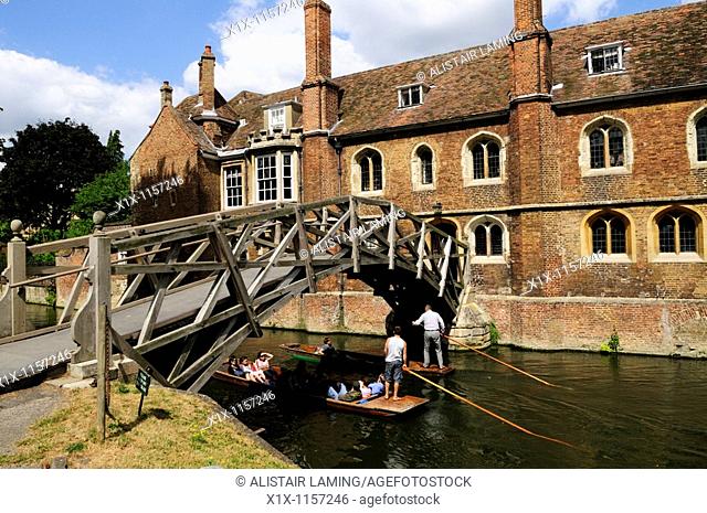 Punting by The Mathematical or Wooden Bridge, Queens College, Cambridge, England, UK