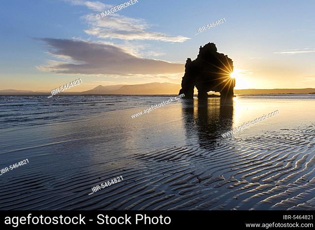 Hvitserkur, 15 m high basalt sea stack on the east coast of the Vatnsnes peninsula, Northwest Iceland