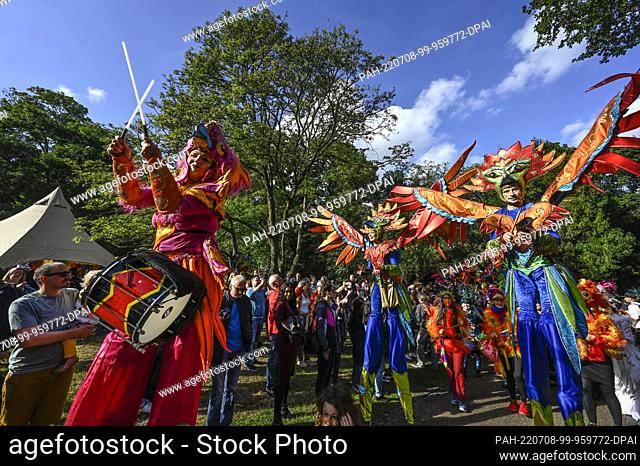 08 July 2022, Bremen: People in colorful costumes join in the 37th Bremen Samba Carnival. The summer carnival takes place in the Bremen Wallanlagen around the...