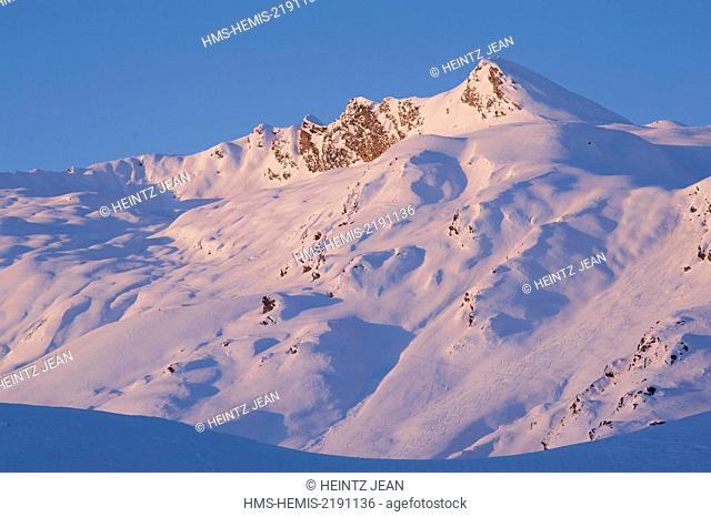 Switzerland, Ticino, ski mountaineering on Pizzo dell'Uomo above Passo Lucomagno